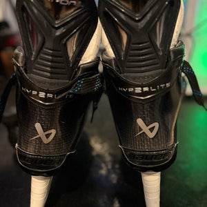 2023 Bauer Vapor Hyperlite 2 Hockey Skates Regular Width 7.5 (Used)