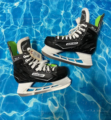 Intermediate Bauer XLS Hockey Skates Regular Width Size 5 (Used)