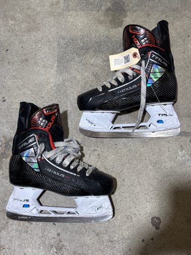 Intermediate True HZRDUS 9X Hockey Skates Regular Width Size 4.5 (Used)