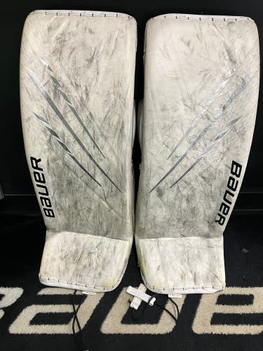White 33" Senior Bauer Vapor Hyperlite Goalie Leg Pads (Used)