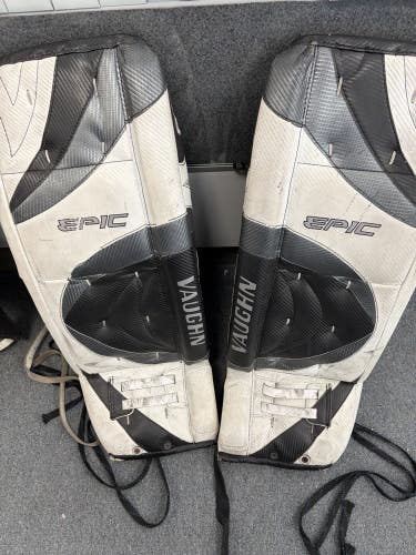 Int Size 32 Inch Vaughn Epic 800 Ice Hockey Goalie Leg Pads