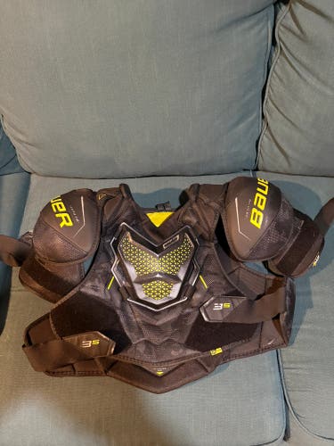 Large/Extra Large Senior Bauer Supreme 3S Shoulder Pads (Used)