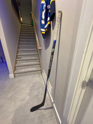 Junior Bauer Vapor Flylite Right Handed Hockey Stick P28 50 Flex (Used)