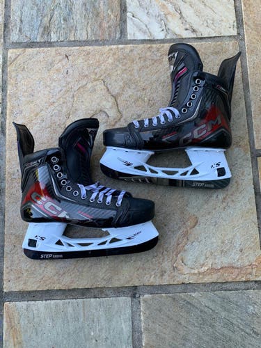 2025 CCM JetSpeed FT8 Pro Hockey Skates Regular Width 9 (Used)