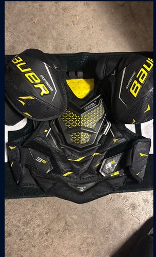 Small Junior Bauer Supreme 3S Shoulder Pads (Used)