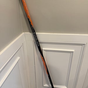 Intermediate Bauer Vapor FlyLite Right Handed Hockey Stick P28 (New) orange 65 flex