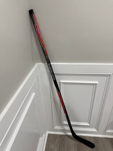 Intermediate Bauer Vapor FlyLite Right Handed Hockey Stick P92 (New) 65 flex Red