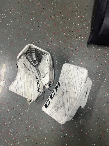 CCM Extreme Flex E5.9 glove blocker