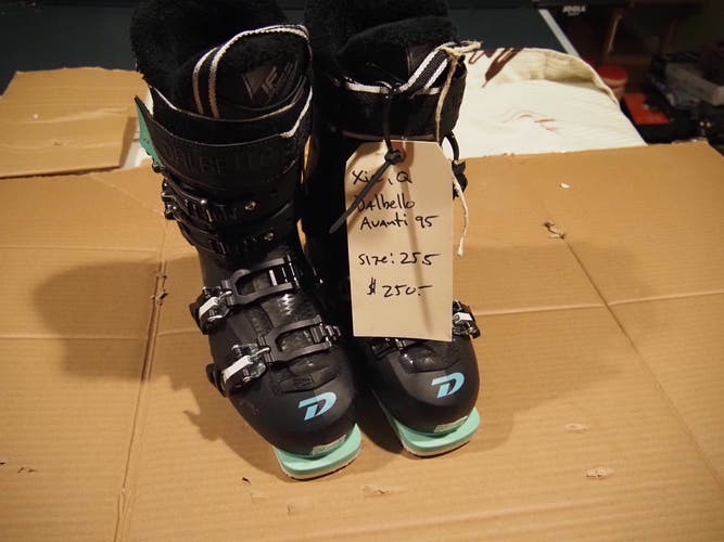 Mondo 25 & 25.5 Women's Dalbello All Mountain Avanti W 95Ski Boots Medium Flex (New)
