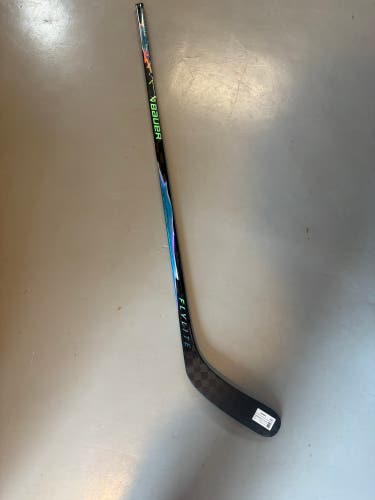 Intermediate Bauer Vapor Flylite Right Handed Hockey Stick P88 65 Flex (New)