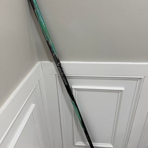 Intermediate Bauer Vapor FlyLite Right Handed Hockey Stick P92 (New) 65 flex blue/green