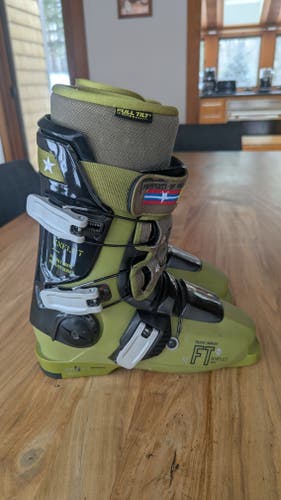 Full Tilt - Konflict model Ski Boots - near mint condition (sz 25.5)