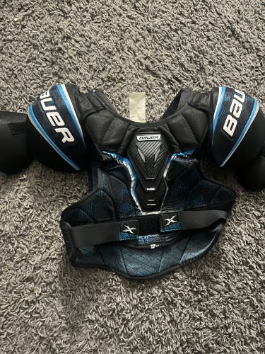 Men's Medium Intermediate Bauer X Shoulder Pads (Used)