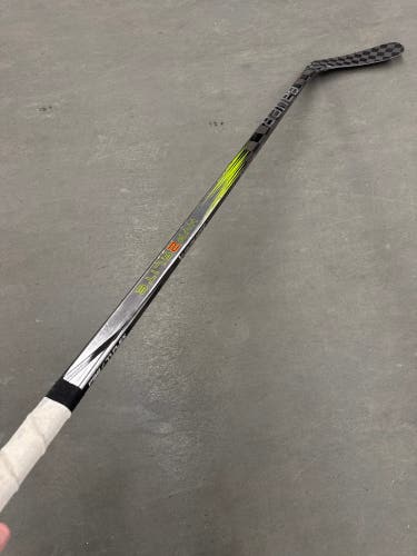 Senior Bauer Vapor Hyperlite 2 Hockey Stick Right Handed P92 77 Flex (Used)