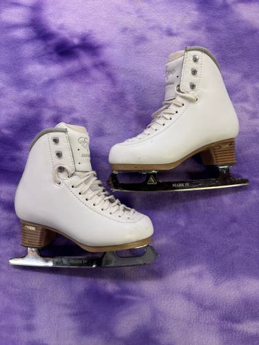 White Jackson Ultima Evo Figure Skates Junior 2 (Used)