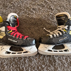 2020 Bauer Supreme 3S Hockey Skates Regular Width Size 2.5 (Used)