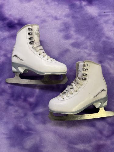 Jackson Ultima 450 Figure Skates Junior 2 (Used)