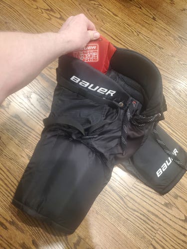 Men's Junior Small Bauer Vapor X700 Hockey Pants (Used)