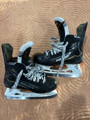 Intermediate Bauer Supreme M40 Hockey Skates Size 5 (Used)