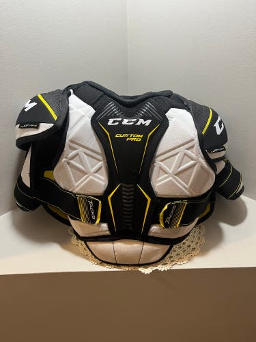 Men's Medium Senior CCM Tacks Shoulder Pads (Used)