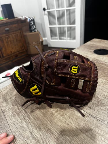 Wilson A800 RH Baseball Glove 11.75" (Used)