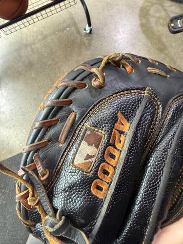 Used Wilson A2000 BB/SB Catchers RH Throw Black 33 1/2" 11605-S000211300