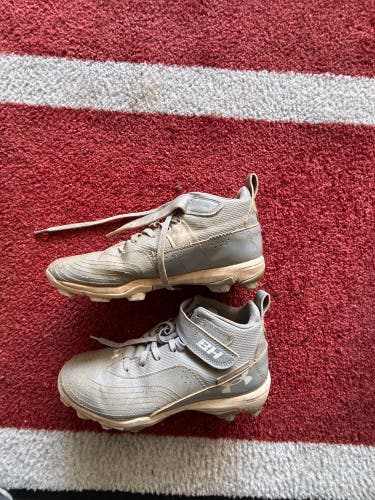 Gray Kid's 5.5Y (Big Kids / Youth) Youth Under Armour Bryce harper High Top Molded Cleats (Used)