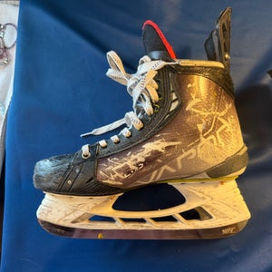 2021 Bauer Vapor Hyperlite Hockey Skates Regular Width 9 (Used)
