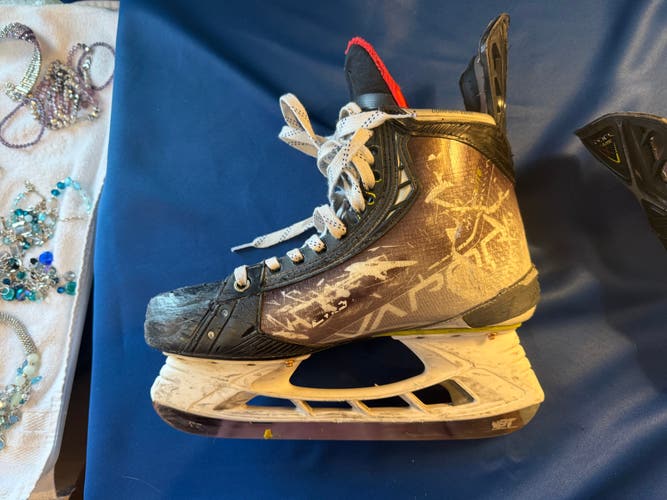 2021 Bauer Vapor Hyperlite Hockey Skates Regular Width 9 (Used)