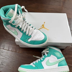 Nike Air Jordan’s Women’s/Youth 7.5 Seafoam