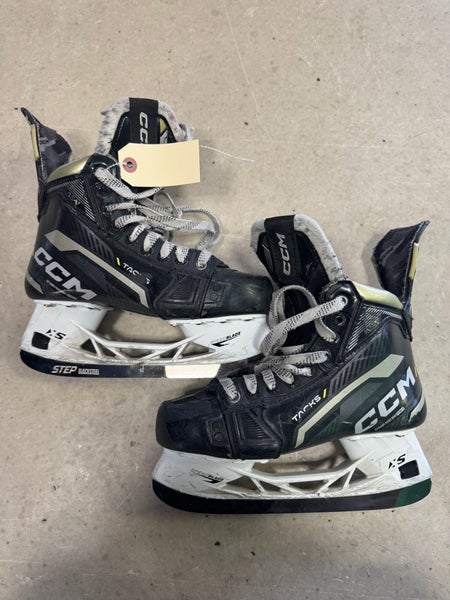 Intermediate CCM AS-V Hockey Skates Regular Width Size 5.5 (Used)