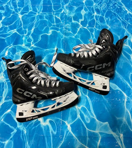Intermediate CCM Tacks XF Hockey Skates Regular Width Size 5.5 (Used)