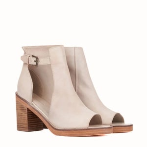 Vintage Foundry Co Laverne Sandal Women's 7.5 Ivory Peep Toe Ankle Strap ZAP1554