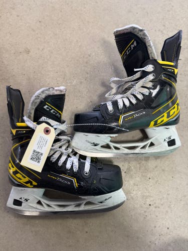 Junior CCM Super Tacks AS3 Hockey Skates Regular Width Size 3.5 (Used)