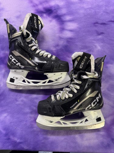 Junior CCM AS-V Hockey Skates Size 3 (Used)