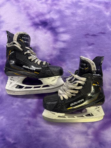 Intermediate Bauer Supreme M5 Pro Hockey Skates Size 4.5 (Used)