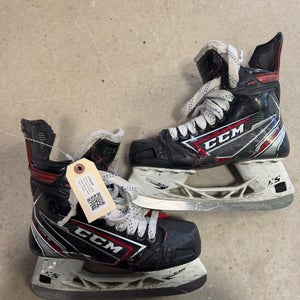 Intermediate CCM JetSpeed FT490 Hockey Skates | Size 6 Regular Width