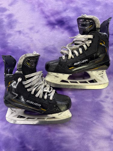 Intermediate Bauer Supreme M5 Pro Hockey Skates Size 5.5 (Used)