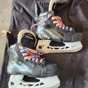 CCM Tacks AS-570 Hockey Skates Wide Width Size 2 (Used)