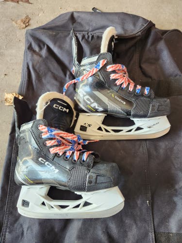 CCM Tacks AS-570 Hockey Skates Wide Width Size 2 (Used)