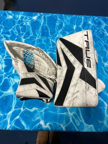 Intermediate True Catalyst 7x3 Goalie Gloves & Blockers Regular (Used)