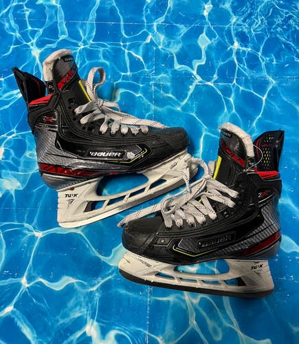 Intermediate Bauer Vapor 2X Pro Hockey Skates Regular Width Size 4 (Used)