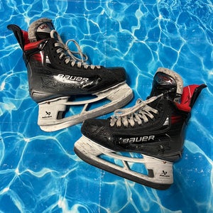 Intermediate Bauer Vapor X5 Pro Hockey Skates Size 4 (Used)