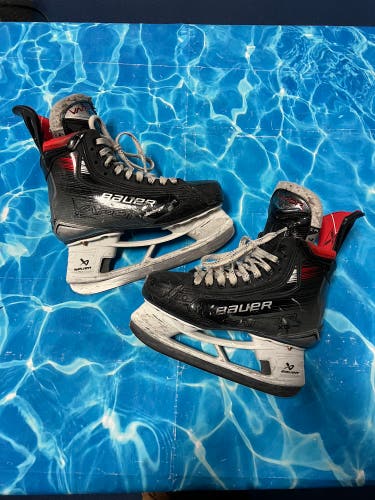 Intermediate Bauer Vapor X5 Pro Hockey Skates Size 4 (Used)