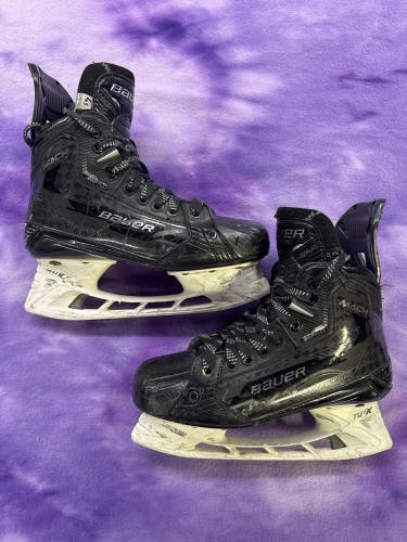 Intermediate Bauer Supreme Mach Hockey Skates Size 4.5 (Used)