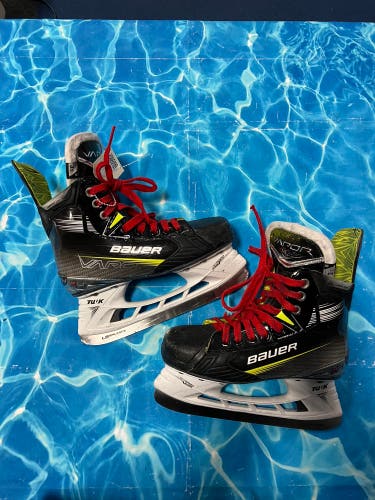 Junior Bauer Vapor X4 Hockey Skates Regular Width Size 3.5 (Used)