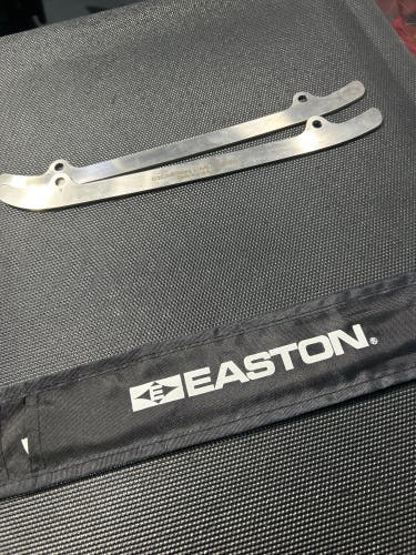 Easton Quiver Runner Size 9/9.5 (New)