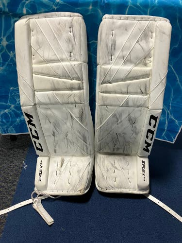 30" Intermediate CCM Extreme Flex 5.9 Goalie Leg Pads (Used)