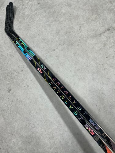 2 PACK 85 Flex P28 Senior True Catalyst 9x3 Right Hand Hockey Stick Pro Stock (New)