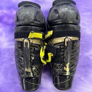 Junior CCM Tacks AS-V Pro Shin Pads 9" (Used)